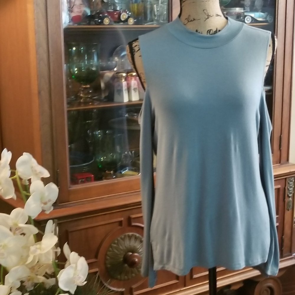 Sweet tea's  blue cold shoulder long sleeve T sz L